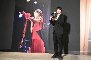 【イベントレポート】カメラマンはかが屋加賀、中森明菜写真展が開幕「感動した瞬間、全部でシャッターを切った」(お笑いナタリー)