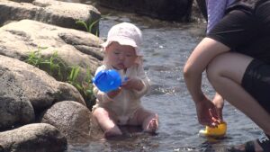 【暑すぎる!】2日連続で全国1番暑いのが北海道!7地点が34℃超え_利用開始となったウォーターガーデンが大盛況→札幌中心部ではクーラーが効いた地下に“避難”する人々も〈北海道〉(FNNプライムオンライン)