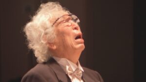 2度の空襲を生き延びた94歳声楽家が涙の熱唱　音楽に託す戦争の記憶と平和への願い(FNNプライムオンライン)