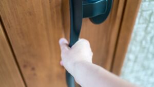 帰宅してすぐにエアコンは効率が悪い?ムワッとした暑さを家から追い出す5つのステップと外出前のコツ(FNNプライムオンライン)
