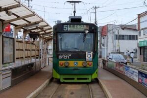電車内に家庭用ルームエアコン、なぜ？効き目は？　函館市電のまさかの「暑さ対策」SNS大バズり(J-CASTニュース)
