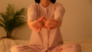 ビジネスパーソンこそお風呂上がりにストレッチを!デスクワークでガチガチな「ハムストリング」「腸腰筋」をほぐそう(FNNプライムオンライン)