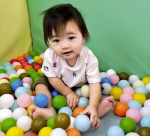 「ドーン、ダーン」タイヤが外れ店の列に突っ込む…4歳と6歳の男児ら4人けが　ナットやキャップの装着を忘れ走行…自動車販売会社の整備士の22歳と31歳の男性2人を書類送検(FNNプライムオンライン)